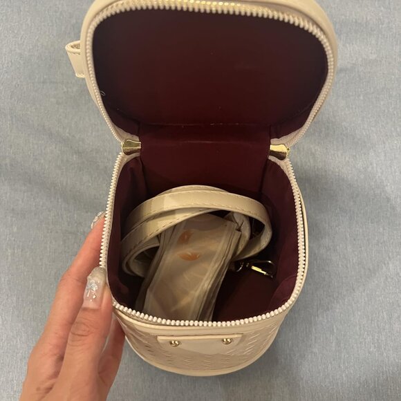 Neiman Marcus Equestrian White Vegan Leather Bucket Bag - Picture 3 of 6